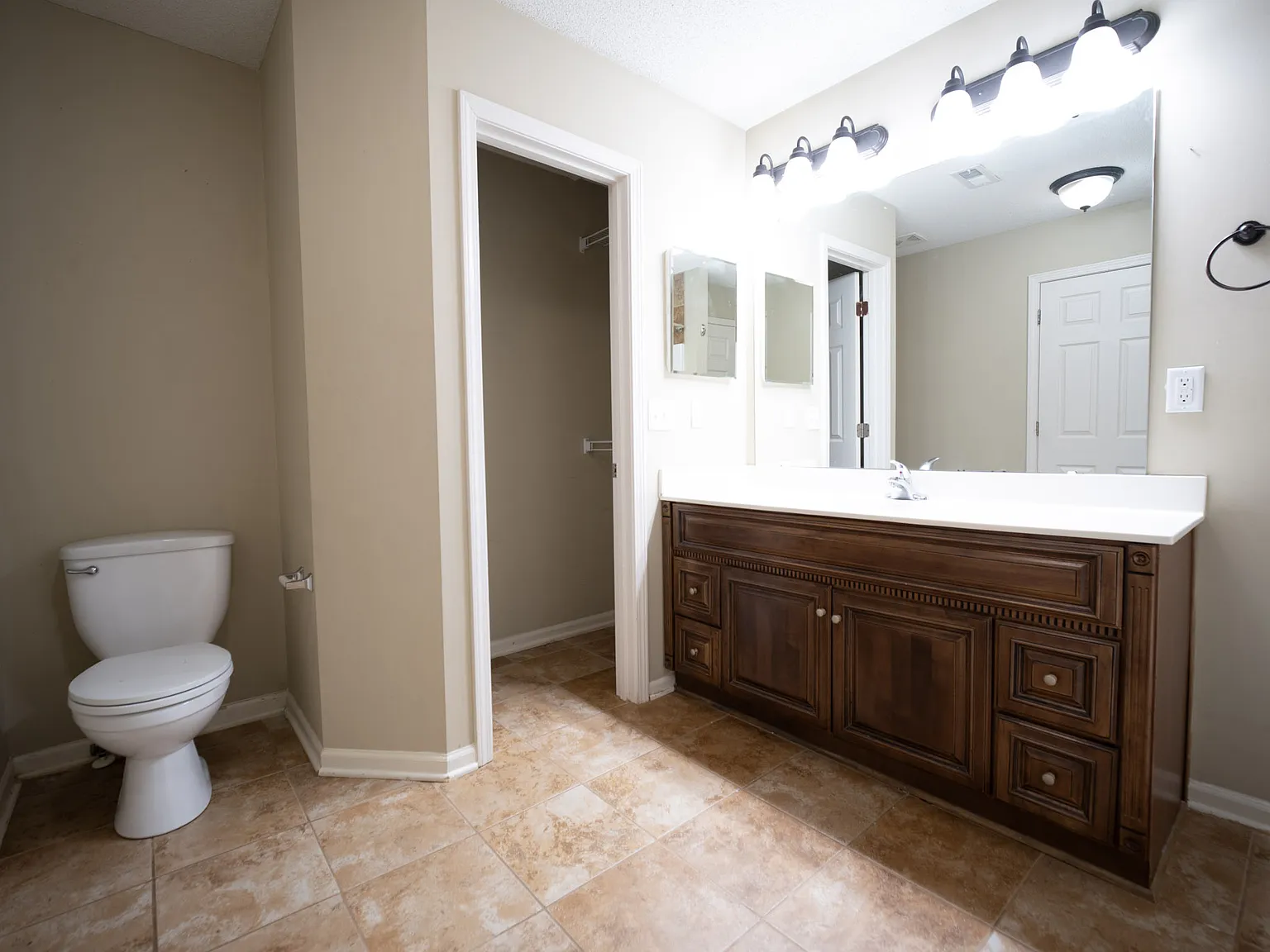 4 bed, 3.5 bath, 1713 sqft, $2,300 — Photo 4