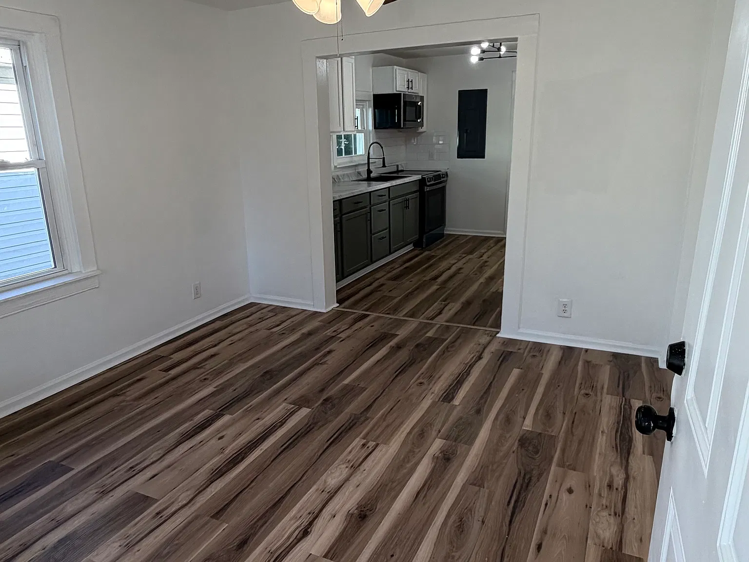 3 bed, 816 sqft, $1,830 — Photo 2
