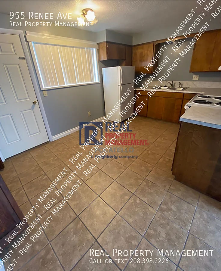 2 Bedroom 1 Bath "1 Car Garage" - Lower Unit For Rent — Photo 4