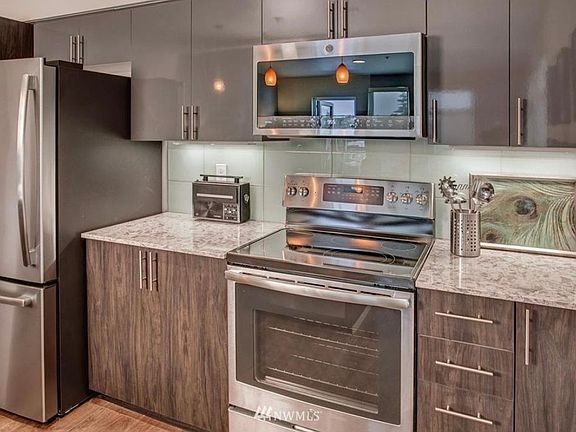 4th image of 1085 103rd Ave NE #127