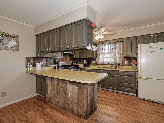 2nd image of 781 Sherwood Ave
