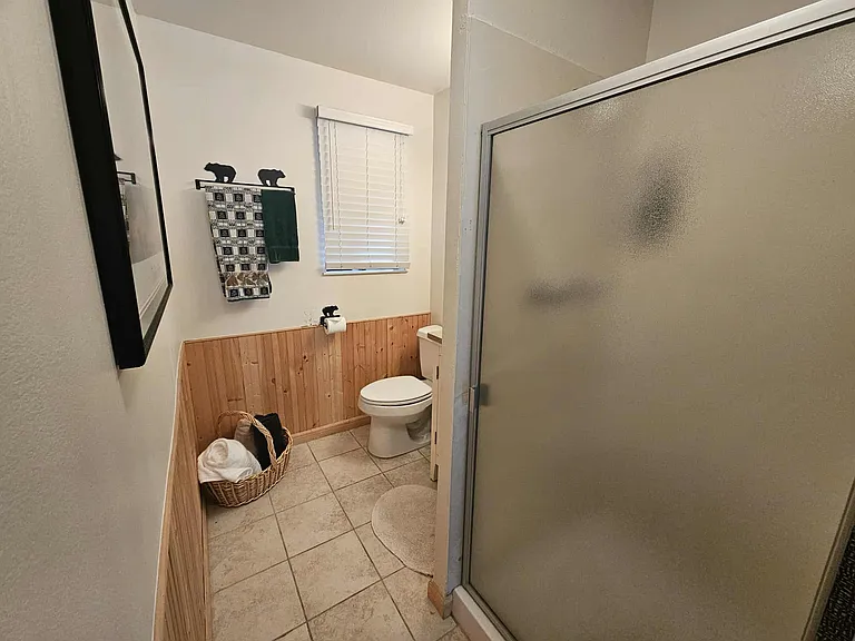 Middle floor bathroom