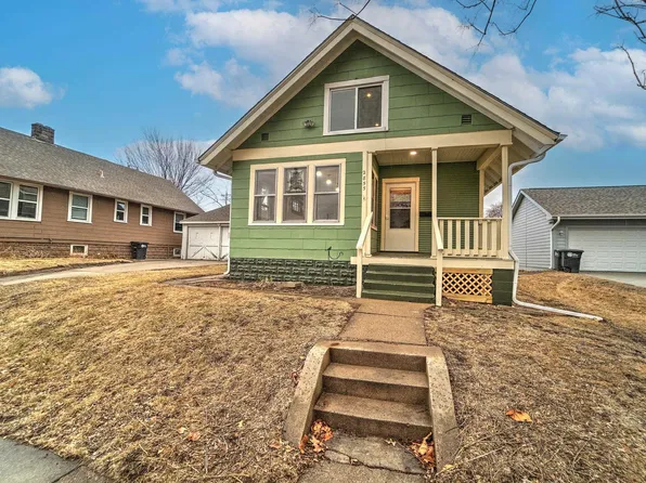 2855 Crown Point Ave, Omaha, NE 68111