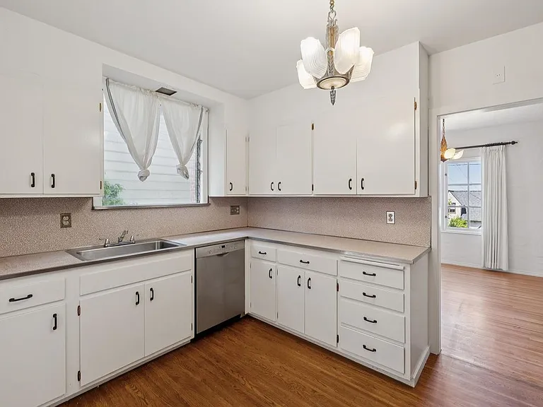 111 Windsor Ave — Photo 12