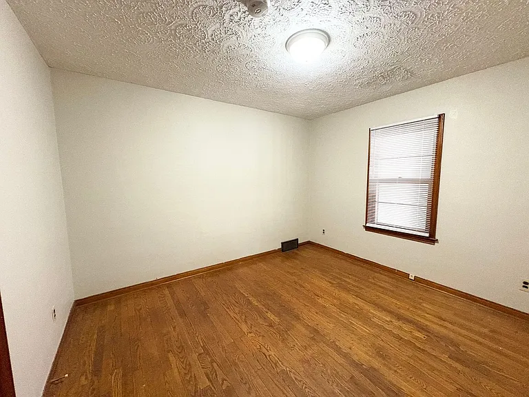 503 E Empire St — Photo 7