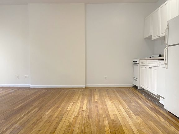3rd image of 235 E 39th St APT 1R