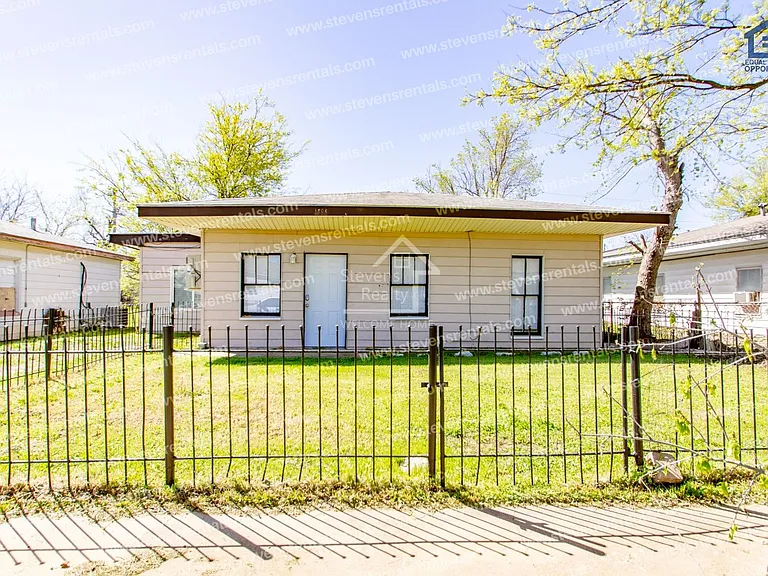 1308 NW Williams Ave — Photo 2