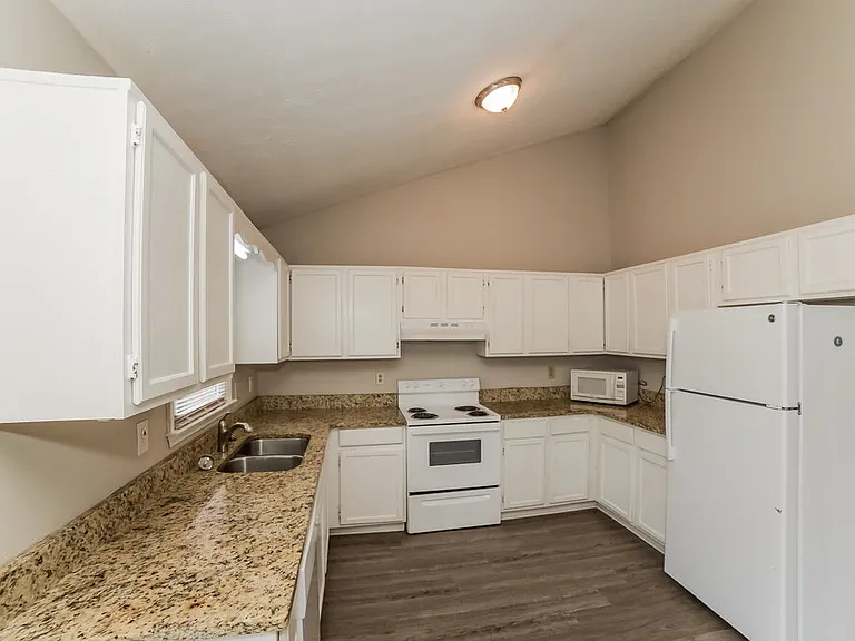 3106 Calumet Cir NW — Photo 9