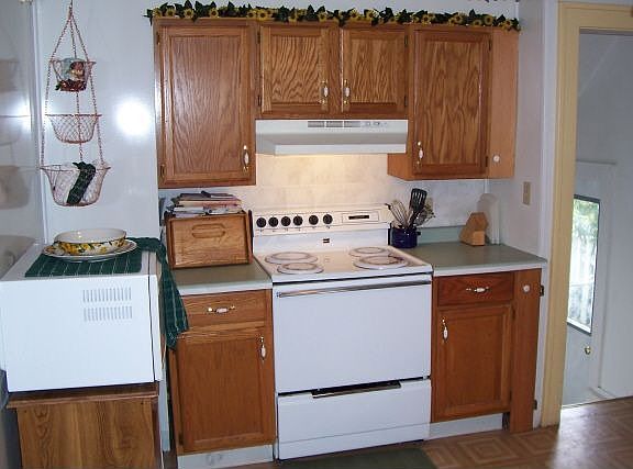 Large Kitchen All appliances stay