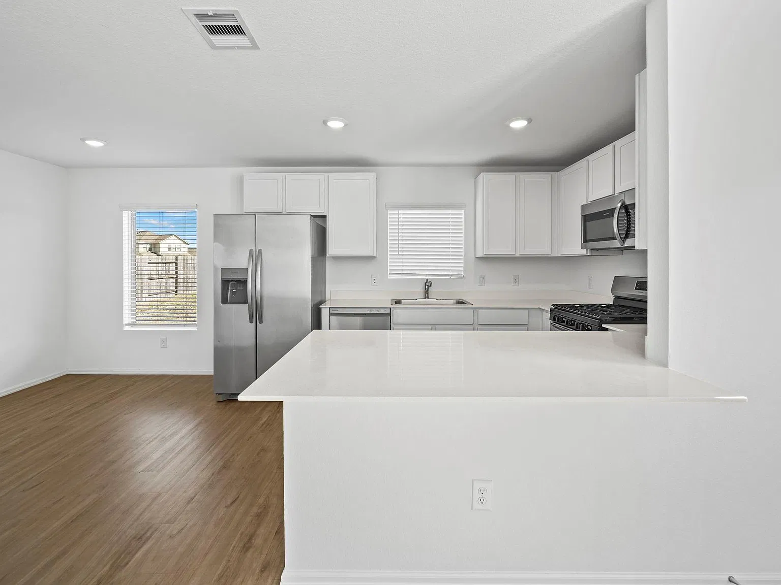 4 bed, 3.5 bath, 1851 sqft, $2,100 — Photo 3