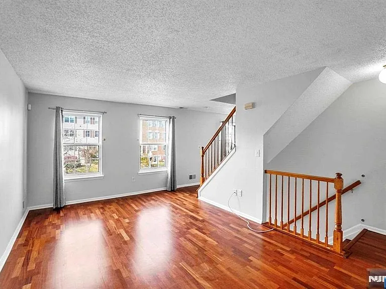 100 Callahan Ct — Photo 8