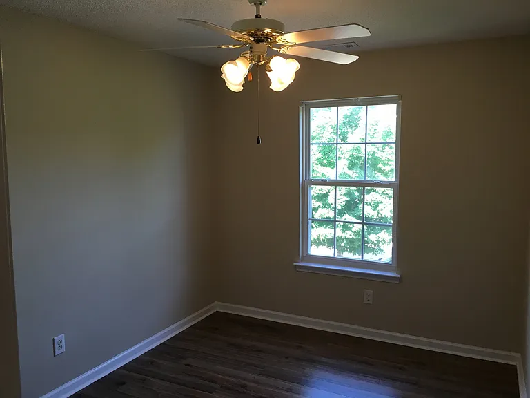 404 Commons Dr — Photo 13