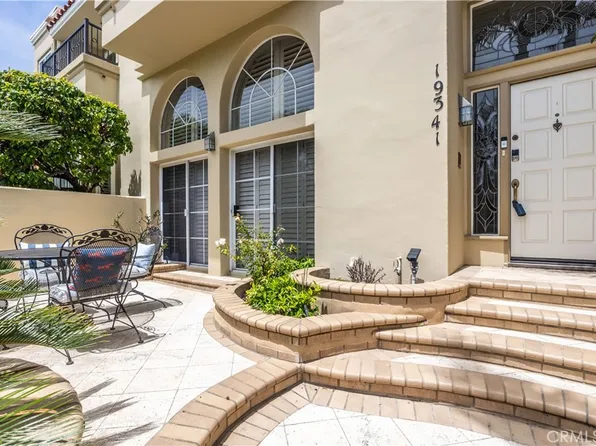 19341 Sawgrass Ln, Huntington Beach, CA 92648