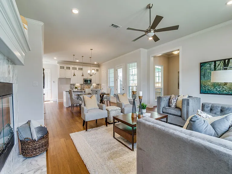 711 Mulberry Ct — Photo 3