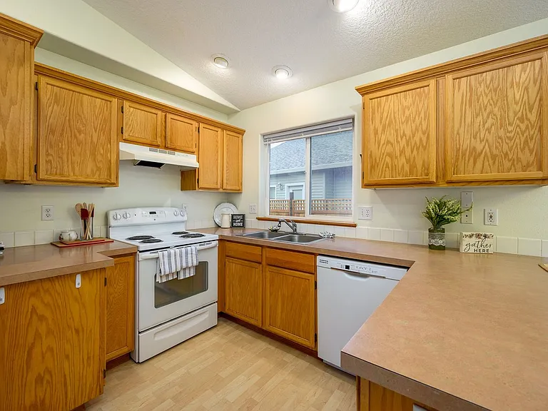 357 NE Faulconer Ct — Photo 10