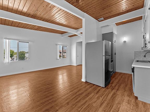2nd image of 6114 Cahuenga Blvd APT 8