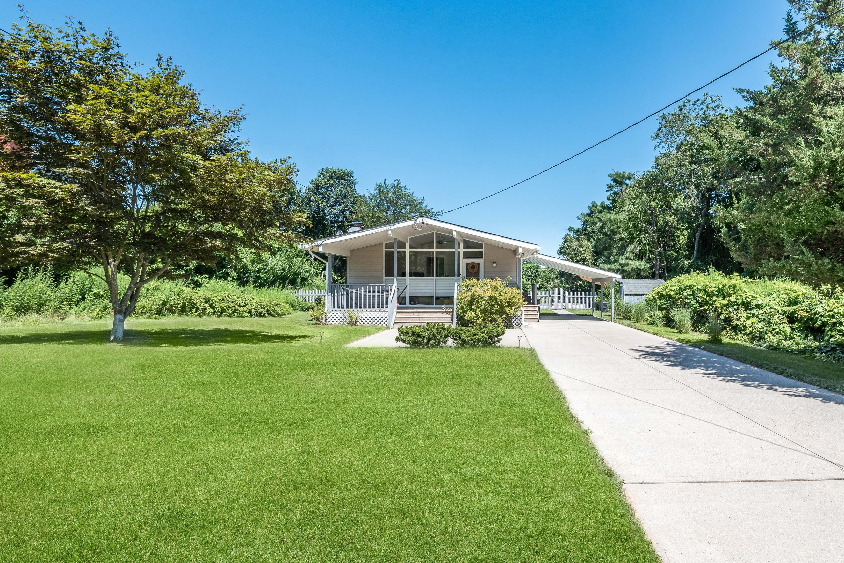 29 Hilltop Rd, Southampton, NY 11968 Out East