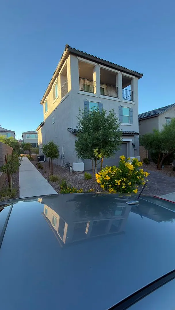 Modern Three-Story Residence — Photo 3