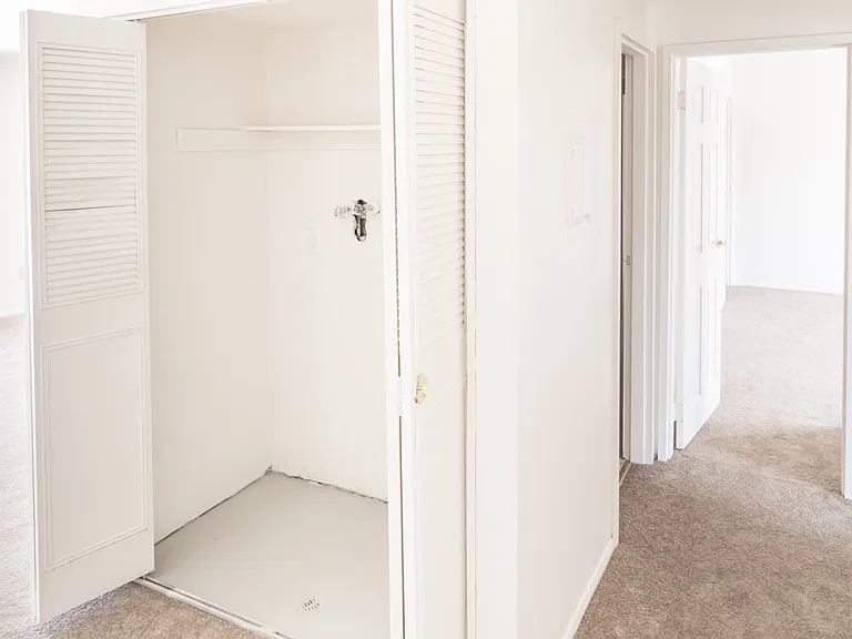 Windsor Gardens Apartments — Photo 111