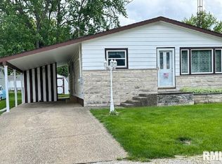 1006 W England St, Taylorville, IL 62568