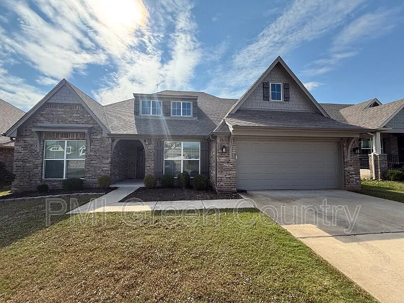 4 bed, 2.5 bath, 3072 sqft, $2,695 — Photo 1