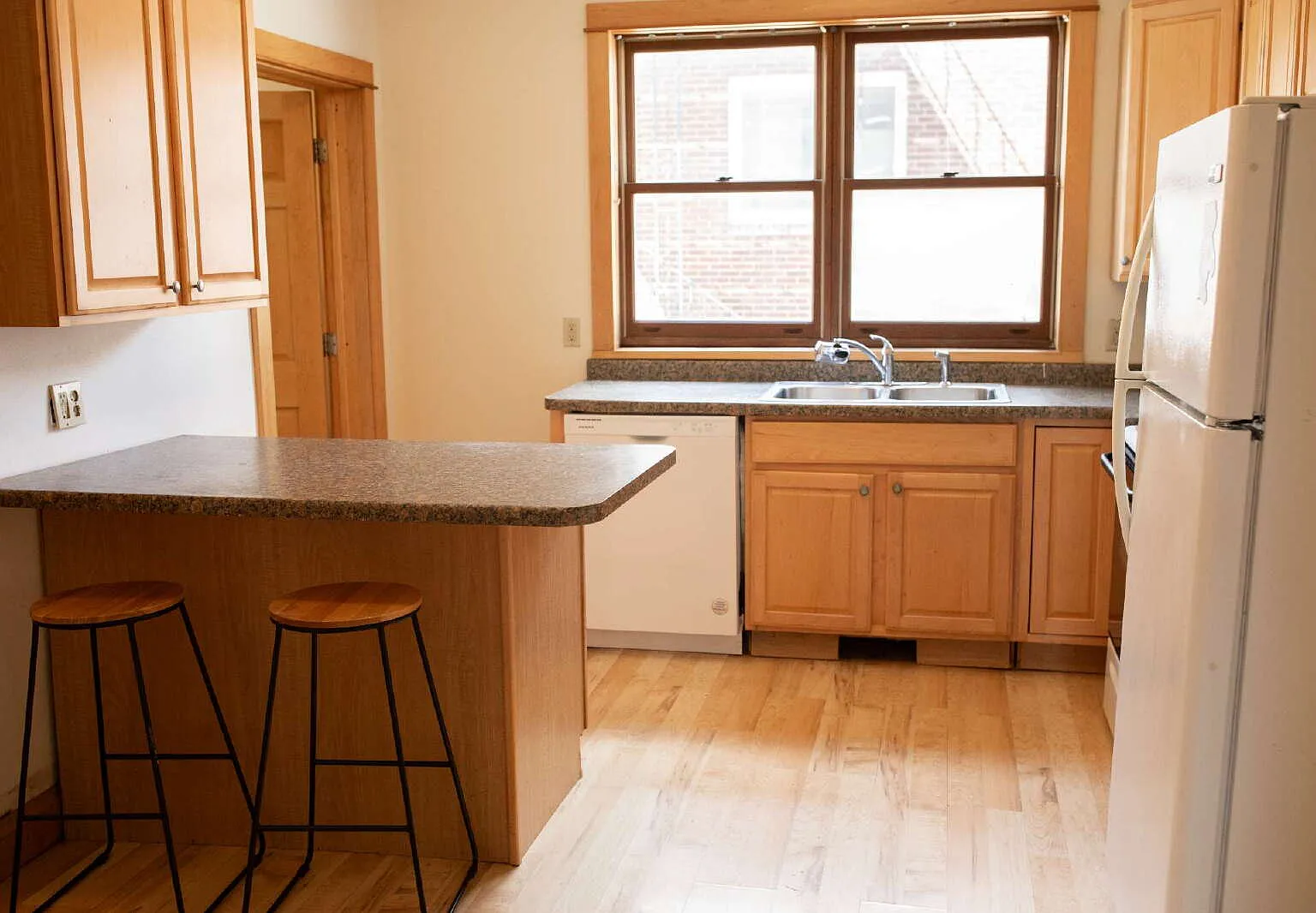 3 bed, 1.0 bath, 1020 sqft, $460 — Photo 4