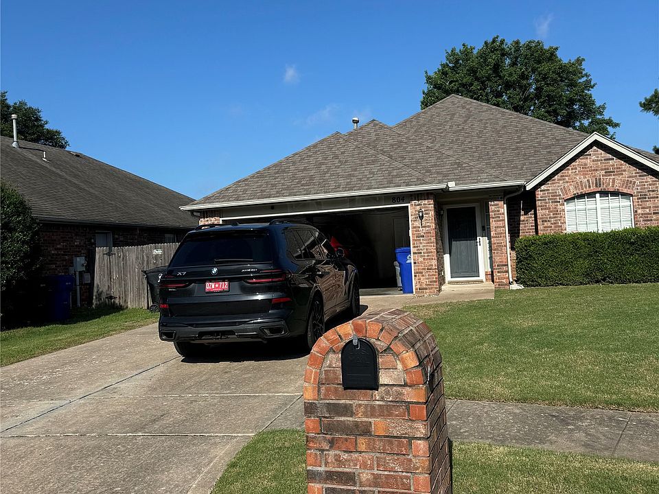 1st image of 804 N Kalanchoe Ave