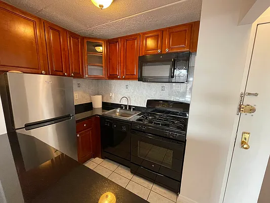 Rented by Metropolis International Realty Inc. | media 3