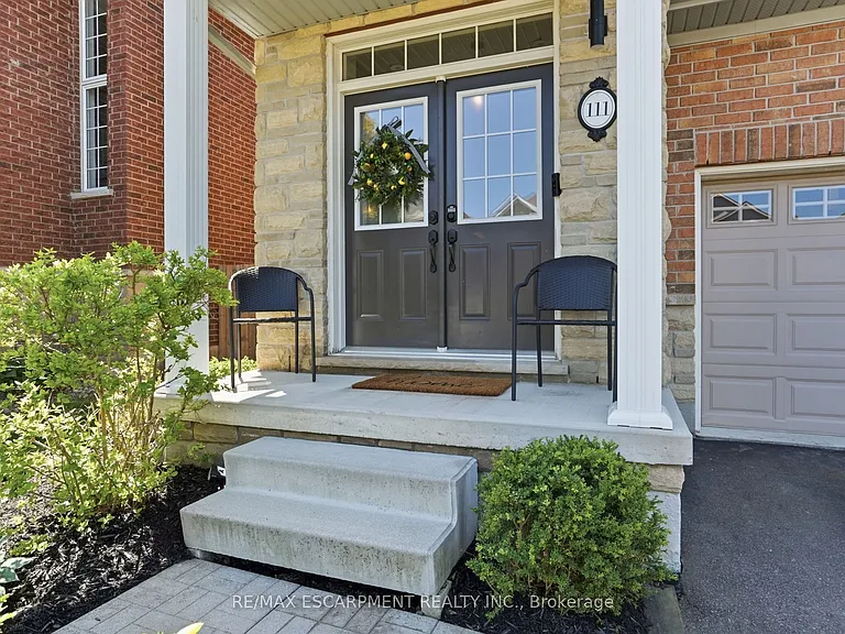 111 Greenstem Cres — Photo 2