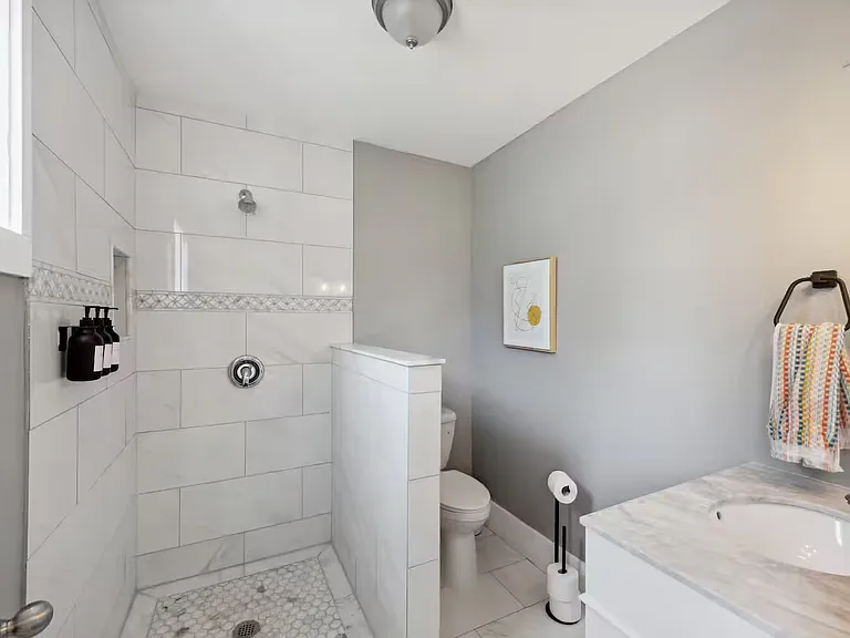 827 W Agarita Ave #1 — Photo 9