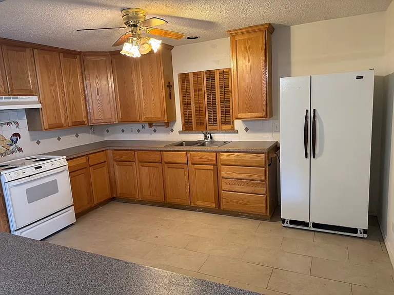 2400 Avonhill Dr — Photo 4