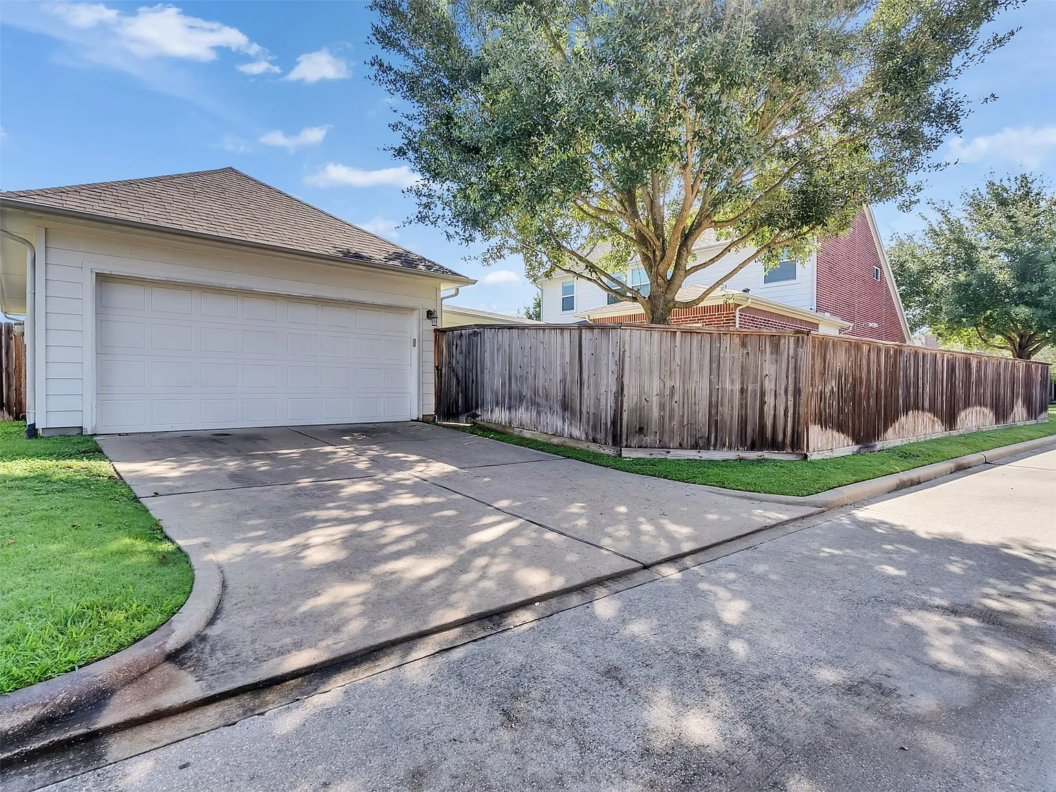 5 bed, 4.0 bath, 3319 sqft, $3,300 — Photo 3