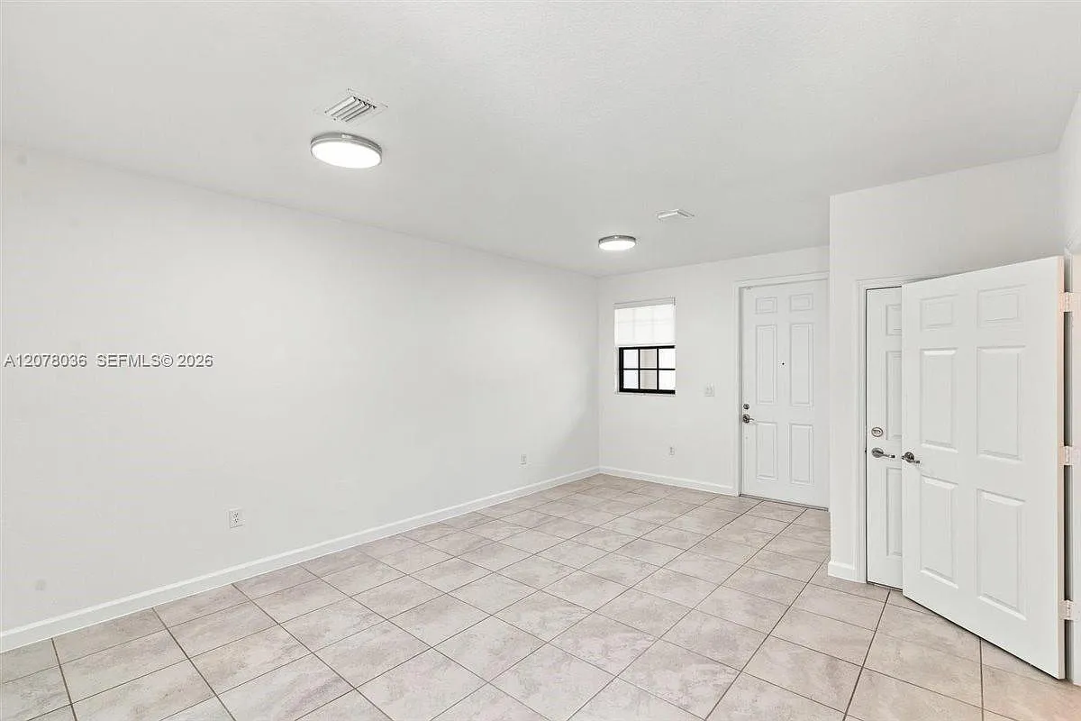 3 bed, 2.5 bath, 1705 sqft, $2,400 — Photo 4