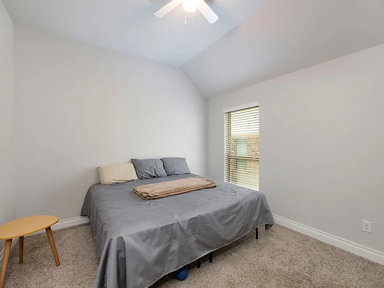 2421 Stella Ln — Photo 8