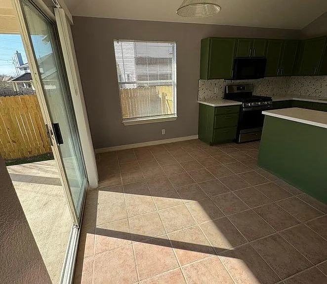 Breakfast area, kitchen island