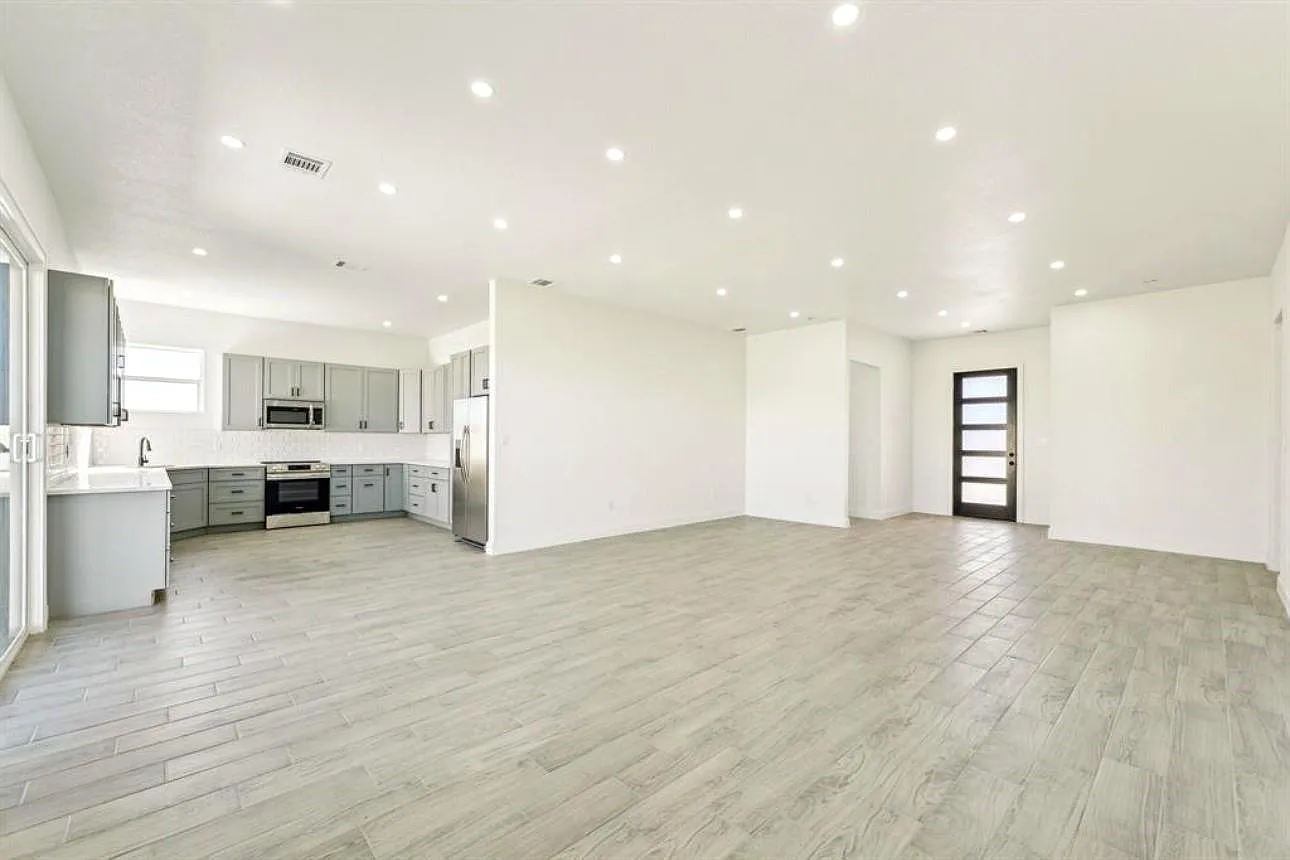 3 bed, 2.0 bath, 1869 sqft, $2,000 — Photo 3