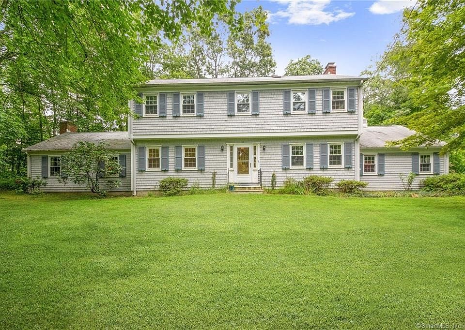 Exterior front picture of 5 Cow Path Lane in Woodbridge w 4 bedrooms, 2.1 bathrooms, approximately 2440 sq ft and a 2 car garage.