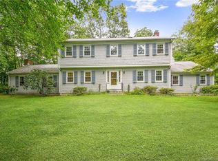 5 Cow Path Ln, Woodbridge, CT 06525