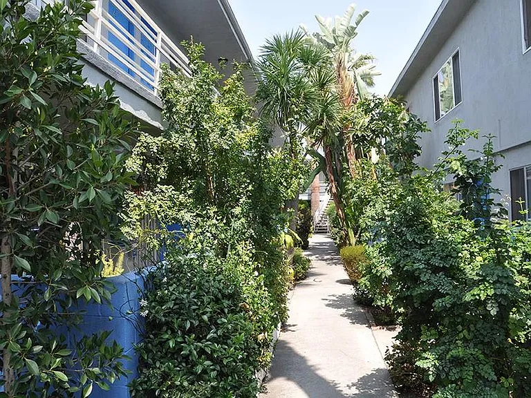 Diplomat South — Photo 1