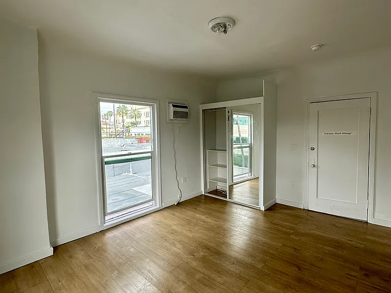 707 N Ridgewood Pl #211 — Photo 2