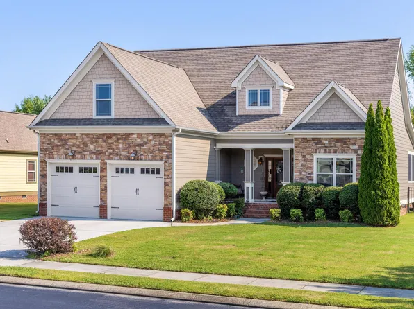 8859 Seven Lakes Dr, Ooltewah, TN 37363