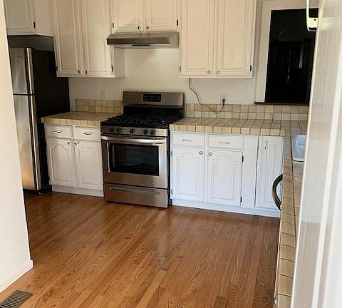 5th image of 1521 Newlands Ave