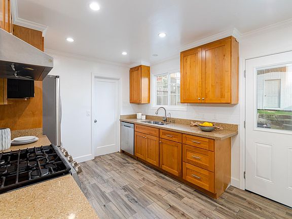 5th image of 231 Wyandotte Ave