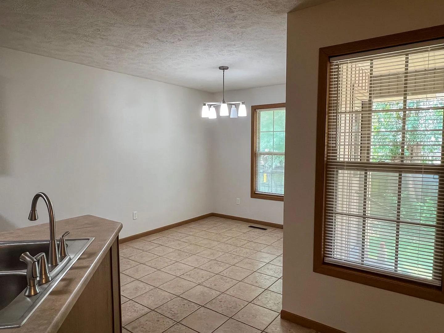 3 Bedroom 2 Bathroom 2 Car Garage — Photo 3