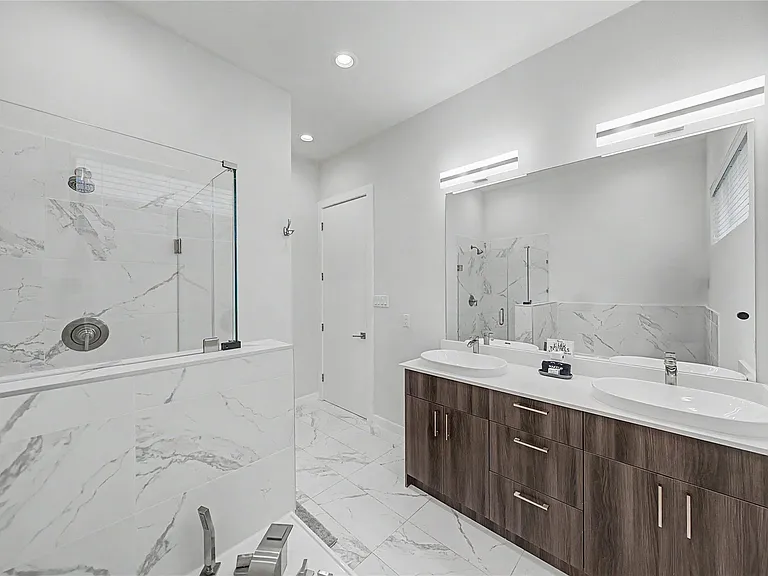 2315 Eagle St — Photo 9