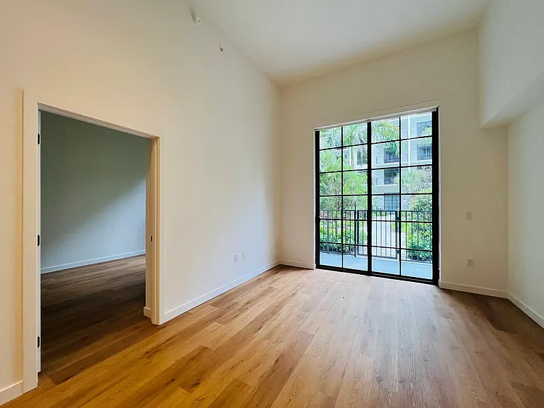 1652 NE 124th St #102 — Photo 8