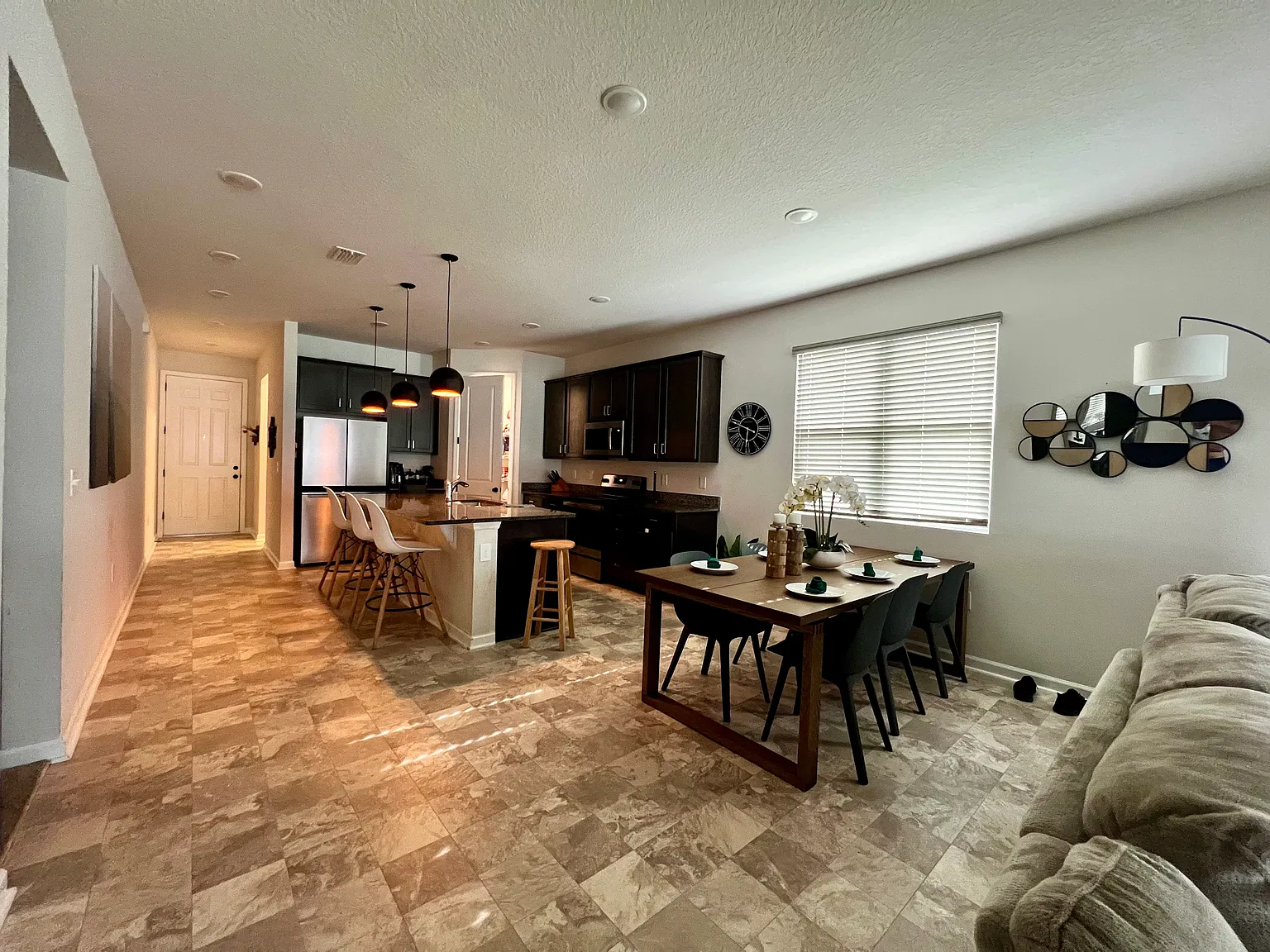 4 bed, 1936 sqft, $1,800 — Photo 4