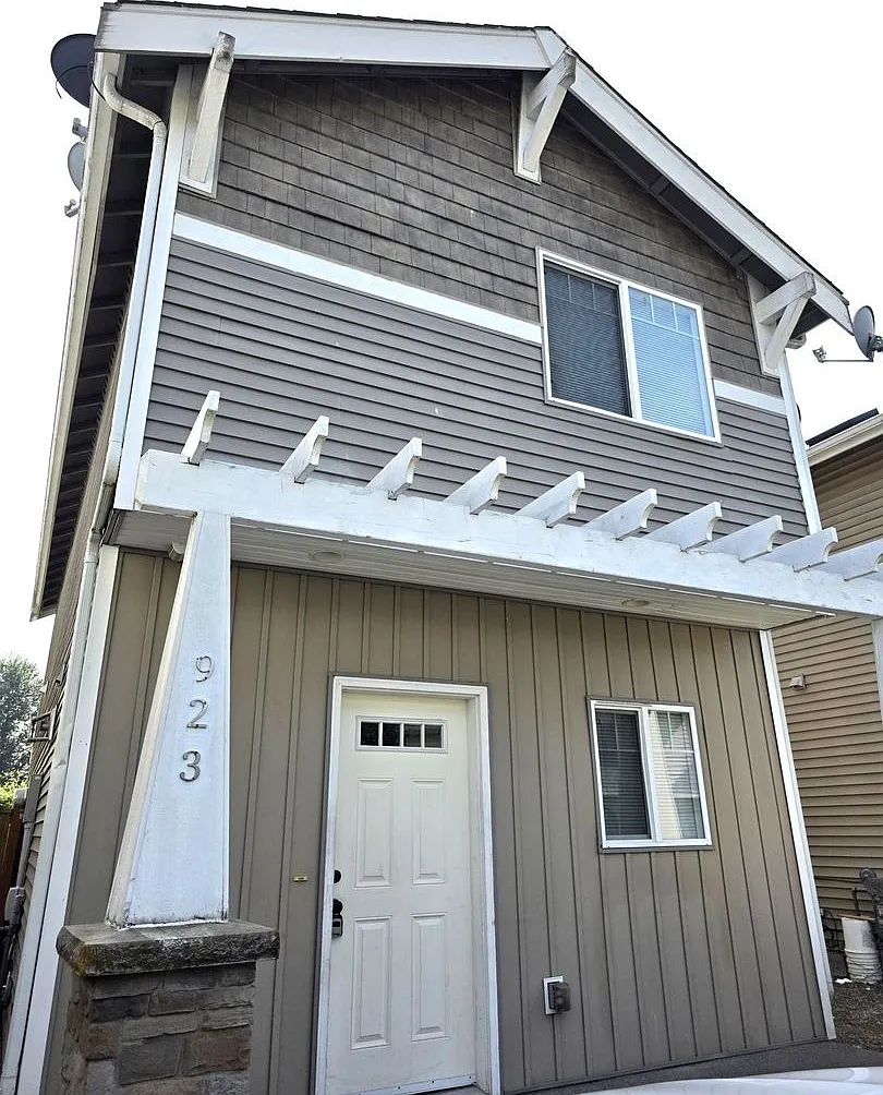 Kent Townhome for rent - 2 bed and 2.5 bath - Ready for move in now! — Photo 1