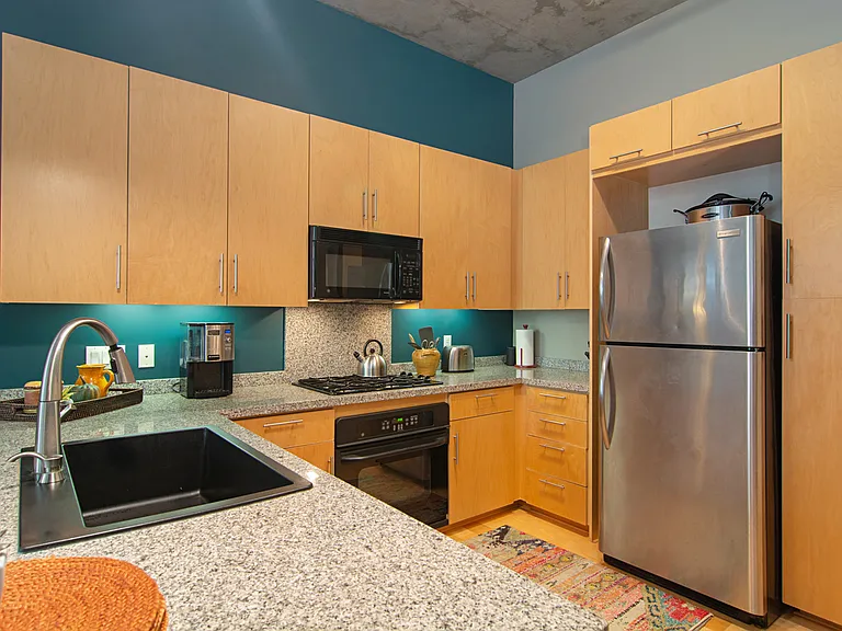 527 10th Ave #410 — Photo 7