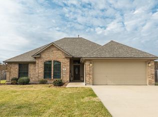 106 Canvasback Dr, Clute, TX 77531